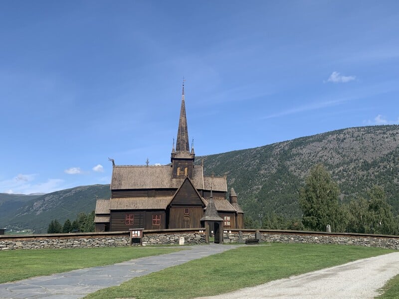 kerk-lom-reizen-met-camper-in-noorwegen